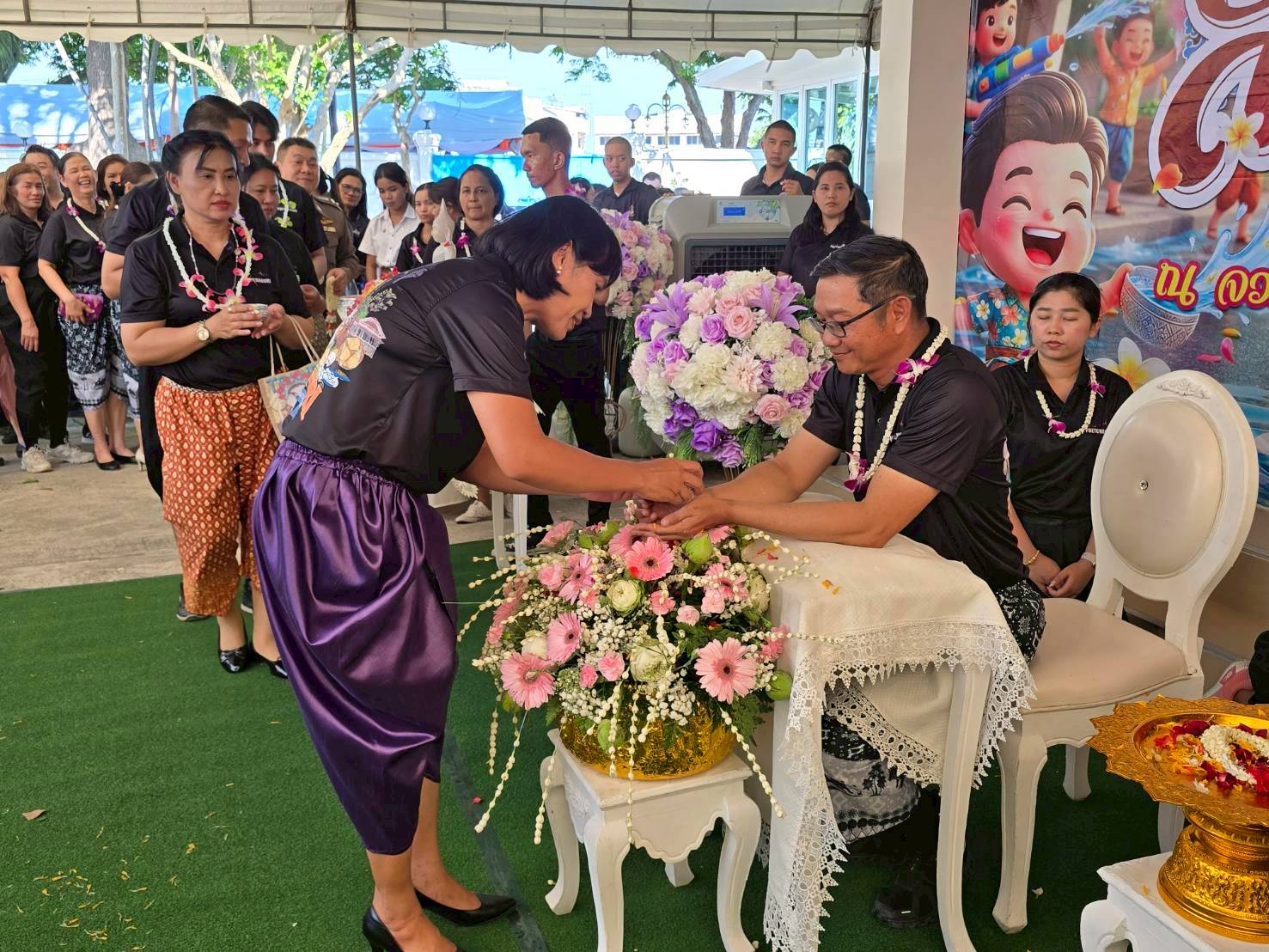 title - ปฏิรูปที่ดินจังหวัดเพชรบุรี พร้อมด้วยเจ้าหน้าที่ ส.ป.ก.เพชรบุรี ร่วมพิธีรดน้ำขอพรผู้บริหารจังหวัด เพื่อเสริมความเป็นสิริมงคลเนื่องในโอกาสต้อนรับปีใหม่ไทย 2569 และเพื่ออนุรักษ์และสืบสานประเพณีสงกรานต์อันดีงามของไทย